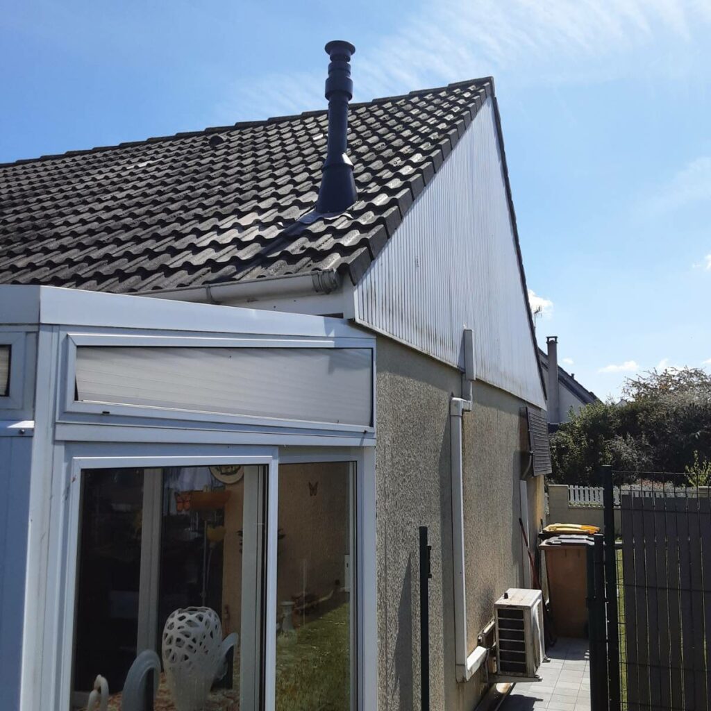 Sortie des fumées en toiture équipée d'un tubage en inox noir pour un poêle à granulés, assurant une évacuation sécurisée et discrète à Hesdin Sortie des fumées en toiture équipée d'un tubage en inox noir pour un poêle à granulés, assurant une évacuation sécurisée et discrète à Hesdin