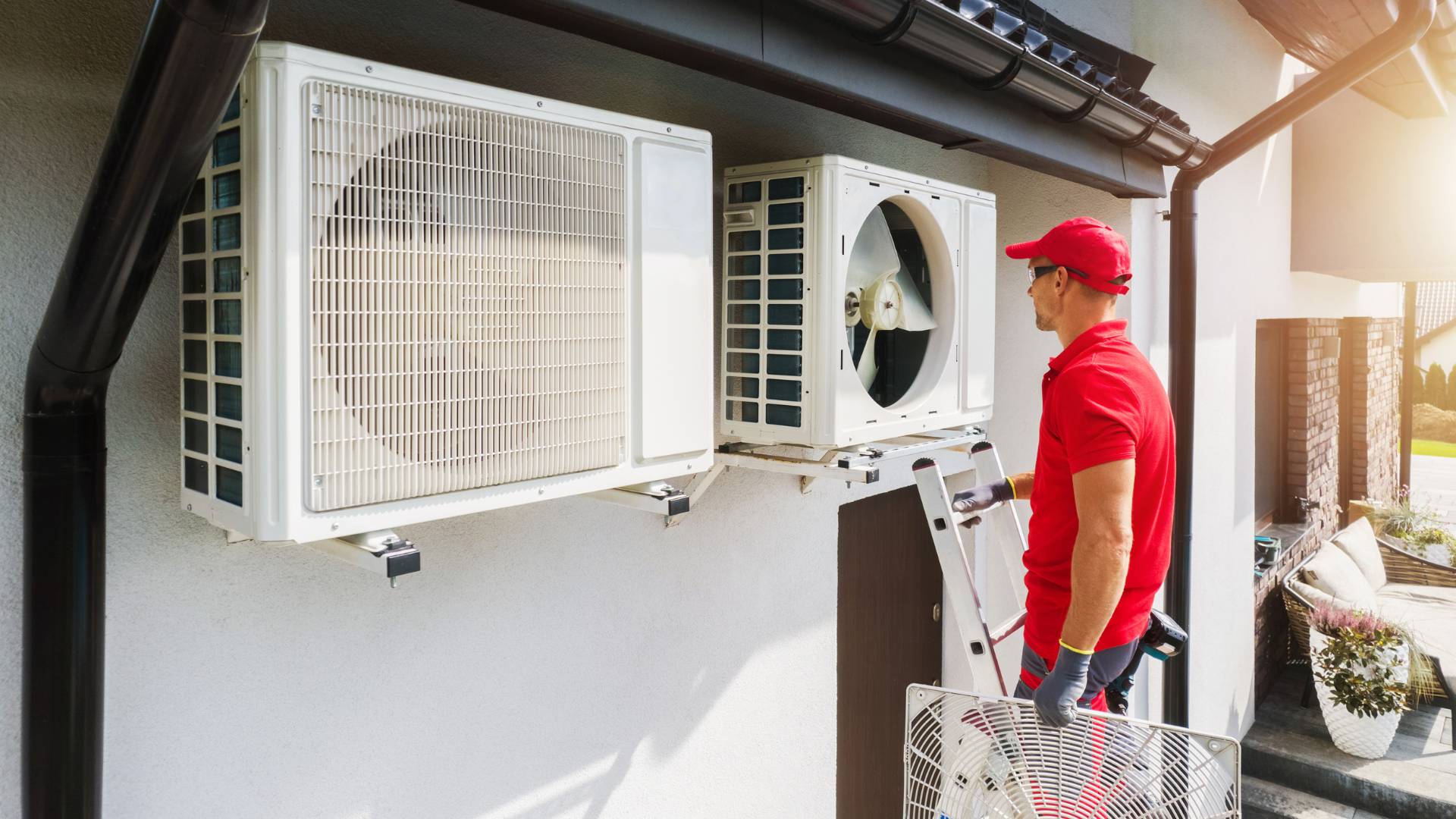 Technicien professionnel effectuant une maintenance sur une pompe à chaleur air-air