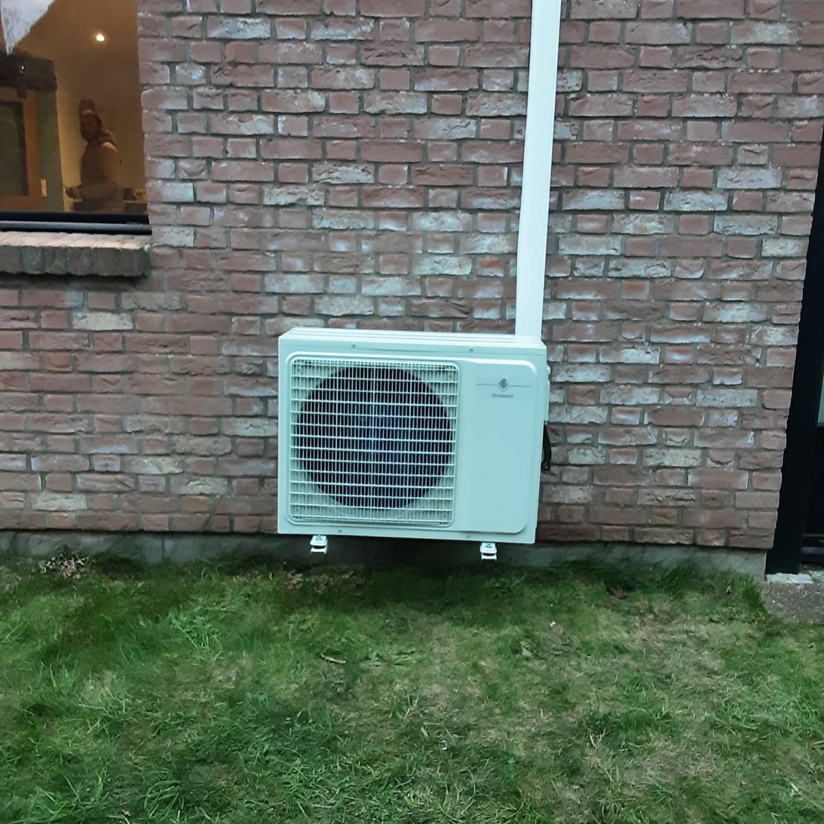 Unité extérieure de la pompe à chaleur air-air située à l'extérieur d'une résidence à Liévin, essentielle pour le transfert efficace de l'air chaud et froid.