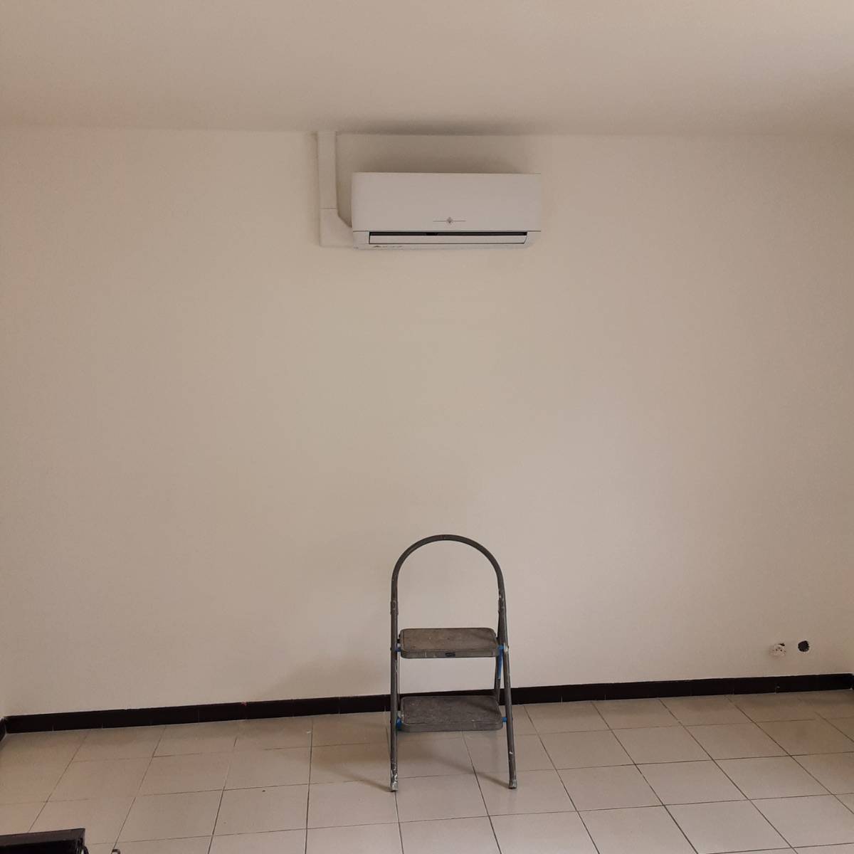Unité intérieure de la pompe à chaleur air-air installée dans une maison à Liévin, offrant chauffage et climatisation efficaces