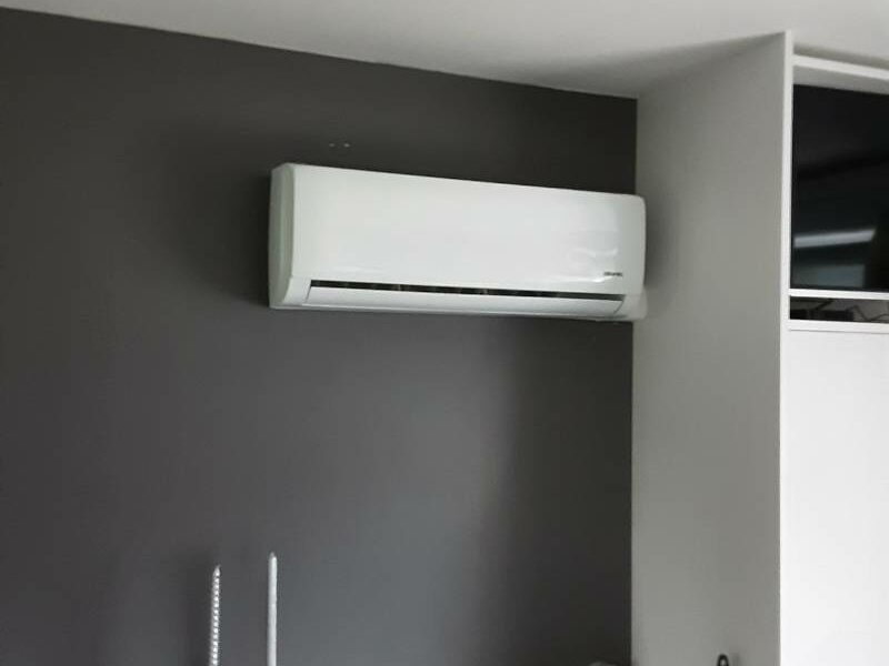 Unité intérieure de pompe à chaleur air-air ATLANTIC installée dans une résidence à Lillers, offrant confort et efficacité énergétique toute l'année