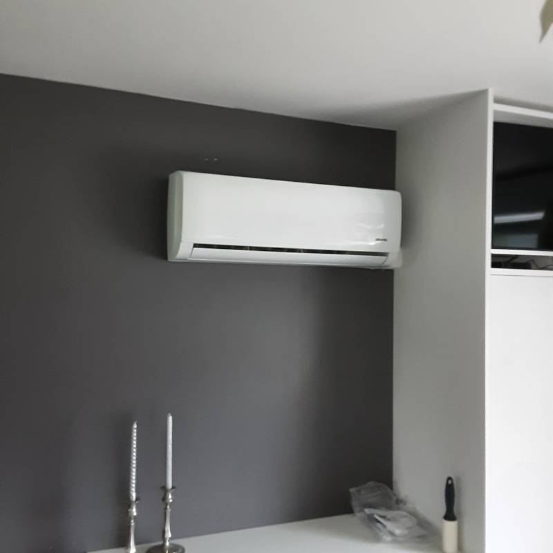 Unité intérieure de pompe à chaleur air-air ATLANTIC installée dans une résidence à Lillers, offrant confort et efficacité énergétique toute l'année