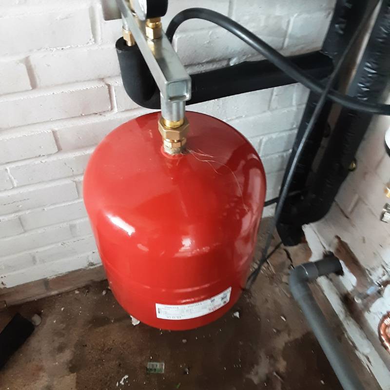 Vase d'expansion utilisé dans les systèmes de pompe à chaleur air-eau, essentiel pour maintenir la pression et améliorer la longévité du système
