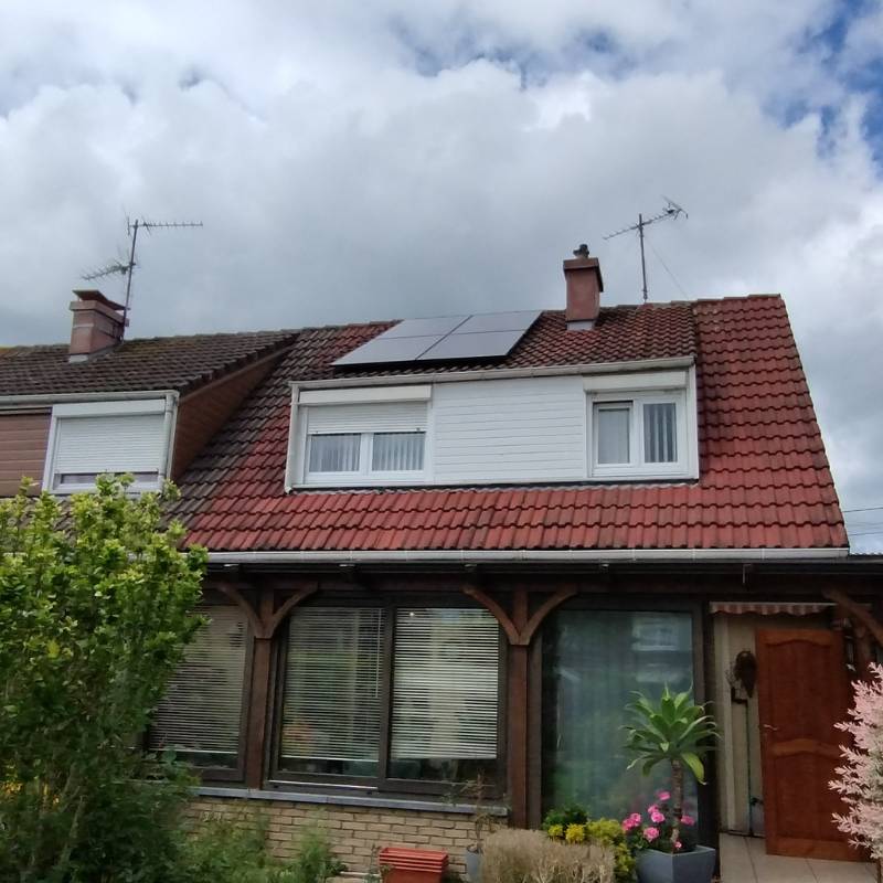 Vue aérienne de panneaux solaires photovoltaïques efficacement disposés sur le toit d'une maison à Denain, optimisant l'exposition solaire et la production énergétique