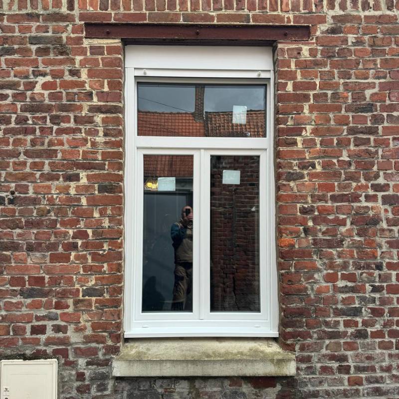 Vue d'ensemble d'une fenêtre PVC blanche installée dans une maison, mettant en valeur son design élégant et sa fonctionnalité