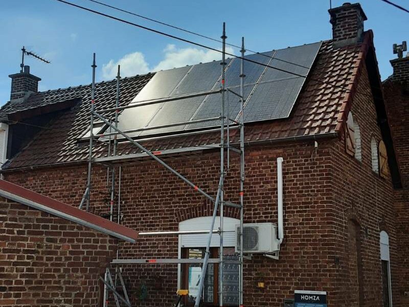 Installation de panneaux photovoltaïques à Beaurains, Hauts-de-France, montrant des panneaux solaires de haute qualité alignés sur le toit d'une résidence locale