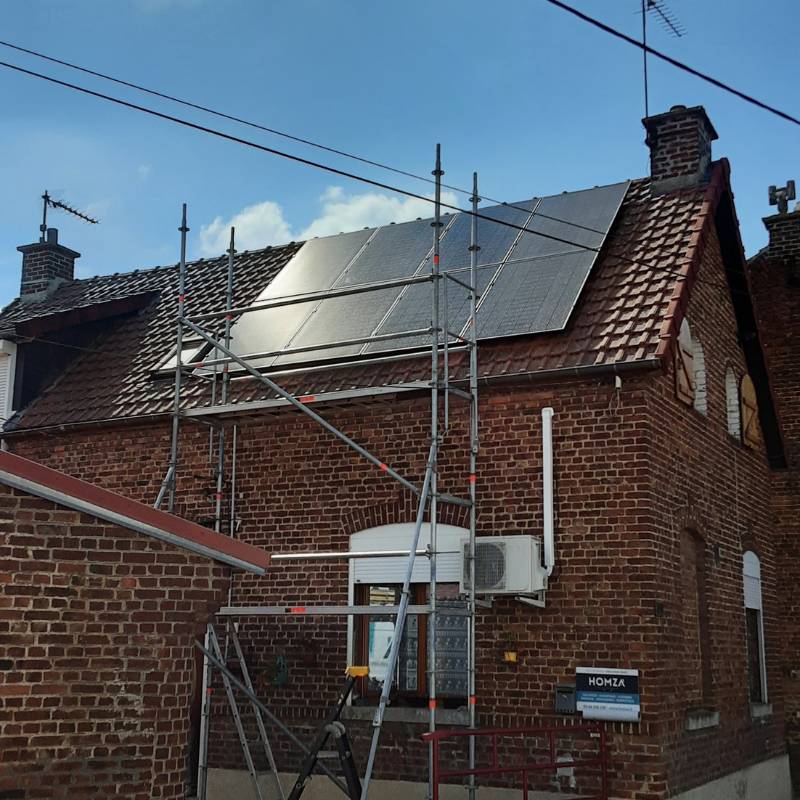 Installation de panneaux photovoltaïques à Beaurains, Hauts-de-France, montrant des panneaux solaires de haute qualité alignés sur le toit d'une résidence locale