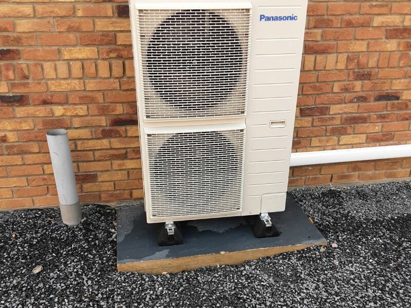 Unité extérieure Panasonic de pompe à chaleur à Henin Beaumont, installée dans l'espace extérieur pour une efficacité énergétique maximale