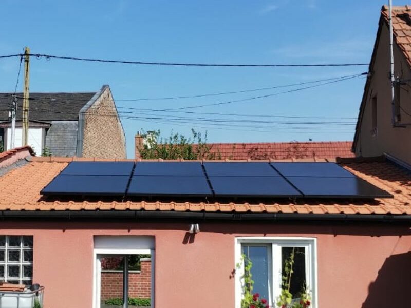 Panneaux photovoltaïques de haute qualité installés sur le toit d'une maison à Achicourt, offrant une excellente efficacité énergétique et durabilité