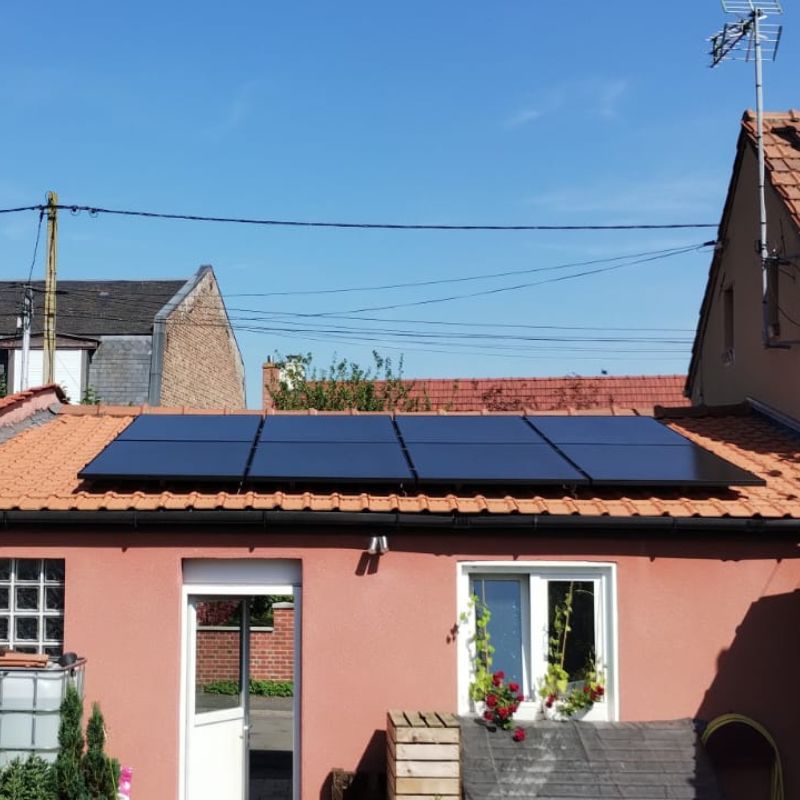 Panneaux photovoltaïques de haute qualité installés sur le toit d'une maison à Achicourt, offrant une excellente efficacité énergétique et durabilité