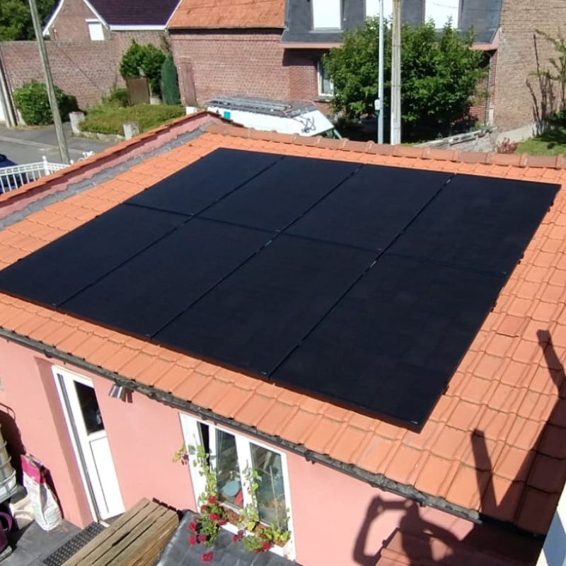 Vue aérienne de panneaux solaires étendus sur un toit résidentiel à Achicourt, capturant l'énergie solaire pour une maison écologiquement responsable.