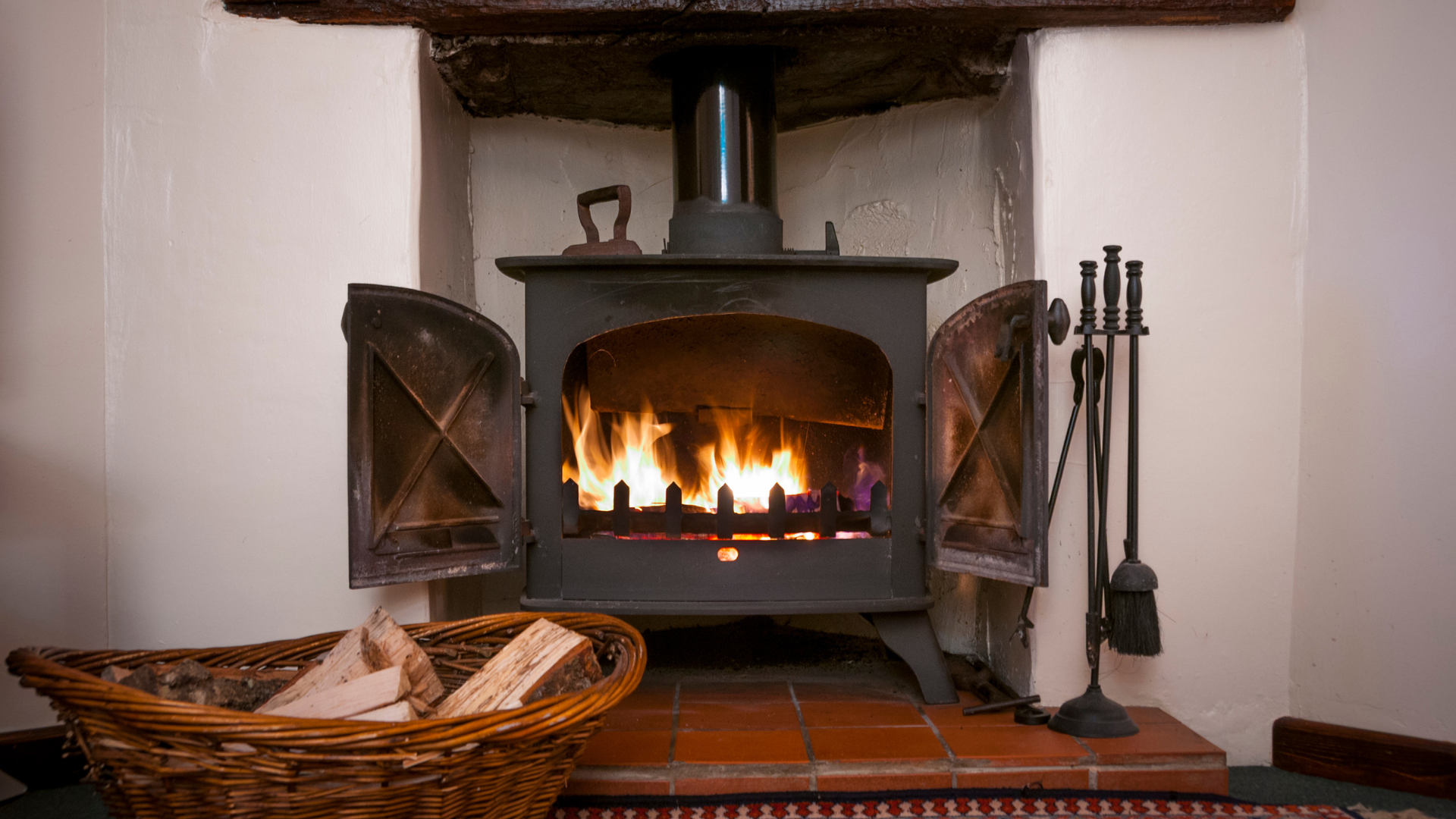 Cuisinières à bois : Guide complet 2024 – Choix, installation, rendement et entretien