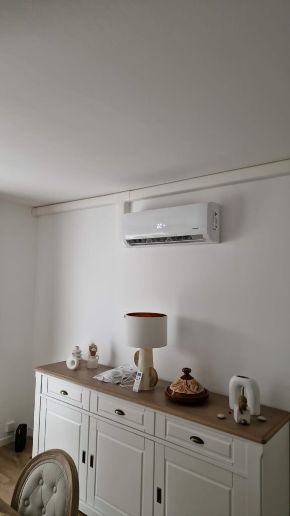 chantier PAC Air/Air Lens unité intérieure salle à manger chantier PAC Air/Air Lens unité intérieure salle à manger