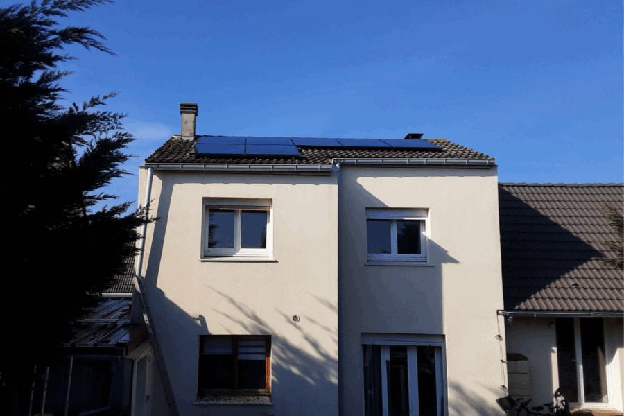 Installation de panneaux photovoltaïques à Nœux-les-Mines, dans les Hauts-de-France