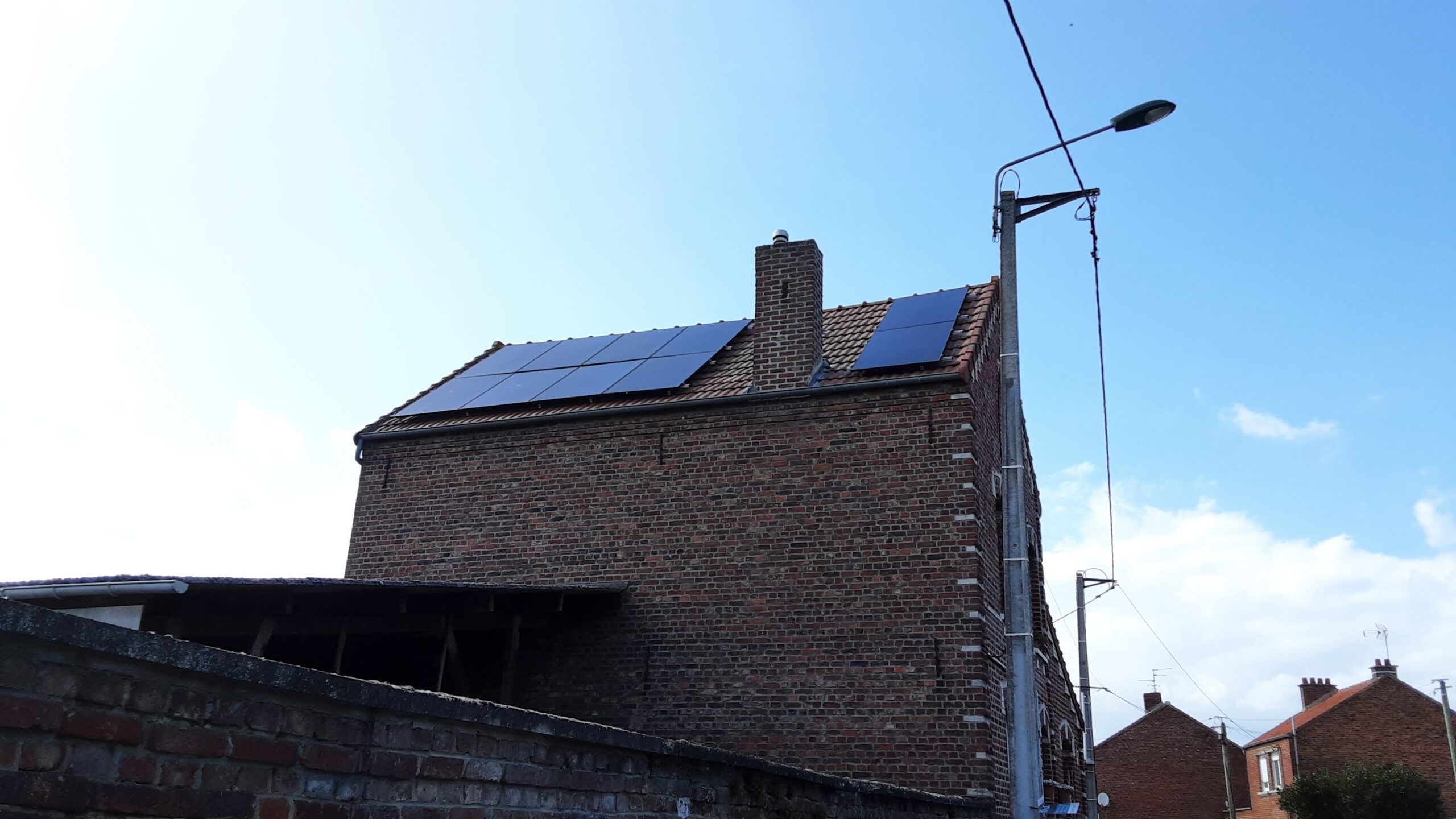 Installation de panneaux photovoltaïques à Douchy-les-Mines, dans les Hauts-de-France