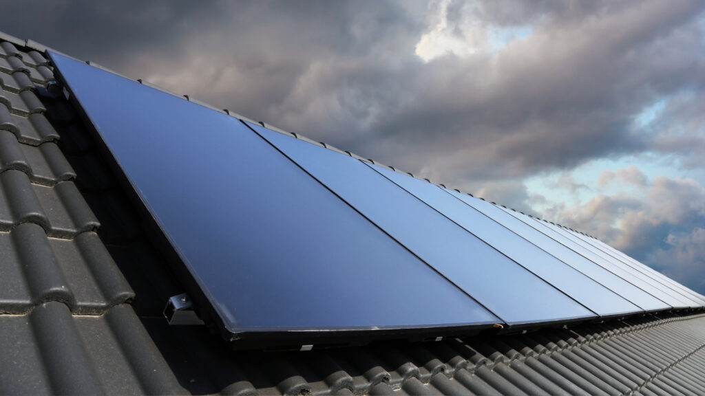 Panneaux solaires par temps nuageux