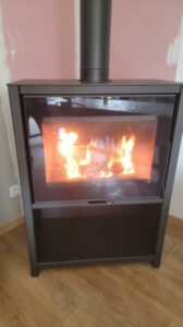 Poêle à bois SL95 avec range buches en fonctionnement