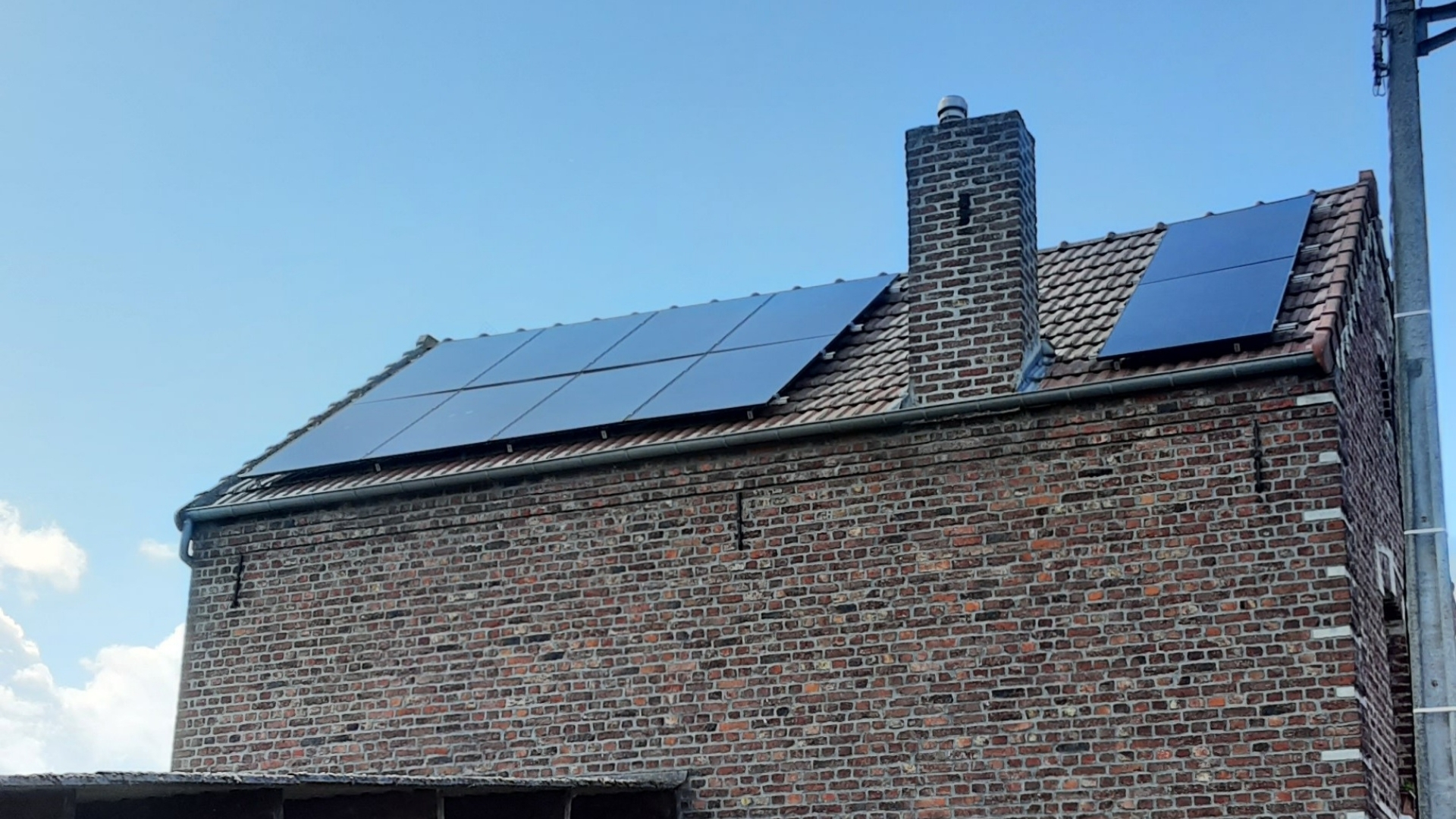 Installation d'un kit photovoltaïques à Douchy-les-Mines, dans les Hauts-de-France