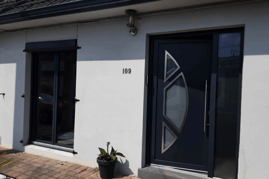 Installation de 5 menuiseries en PVC gris anthracite à Nieppe, près d'Armentières.