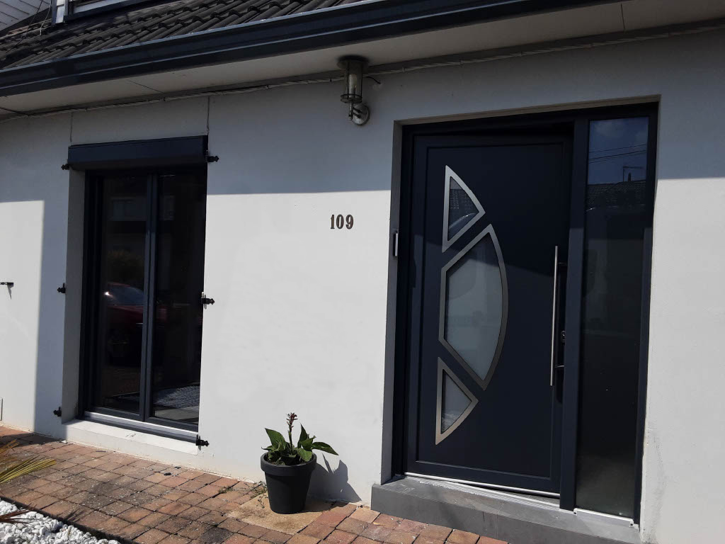 Installation de 5 menuiseries en PVC gris anthracite à Nieppe, près d'Armentières.