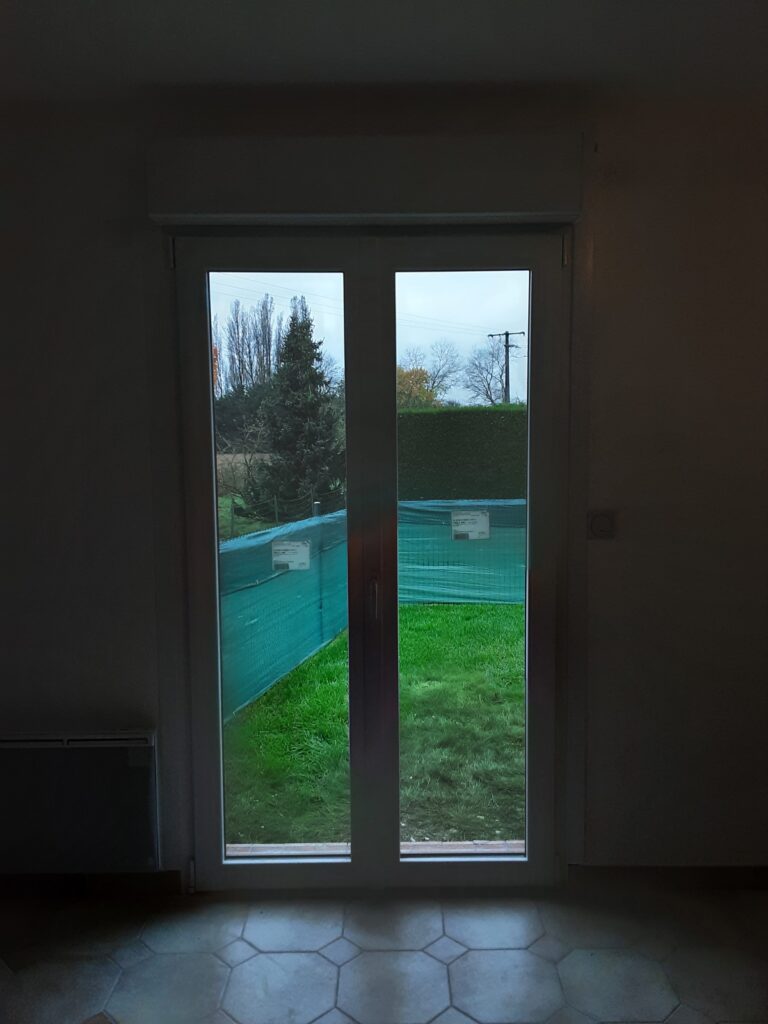 Pose d'une porte-fenêtre à Tilloy-lès-Mofflaines, chantier signé HOMZA