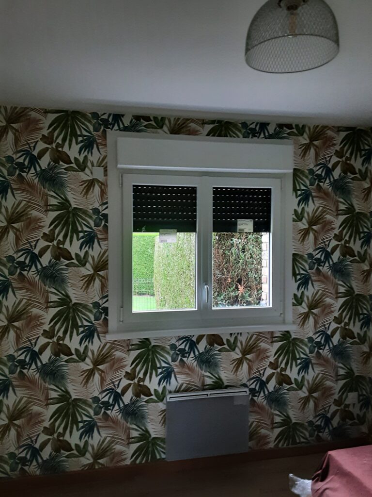 Vue intérieure d'une fenêtre neuve en PVC dans une chambre chez un de nos clients à Tilloy-lès-Mofflaines