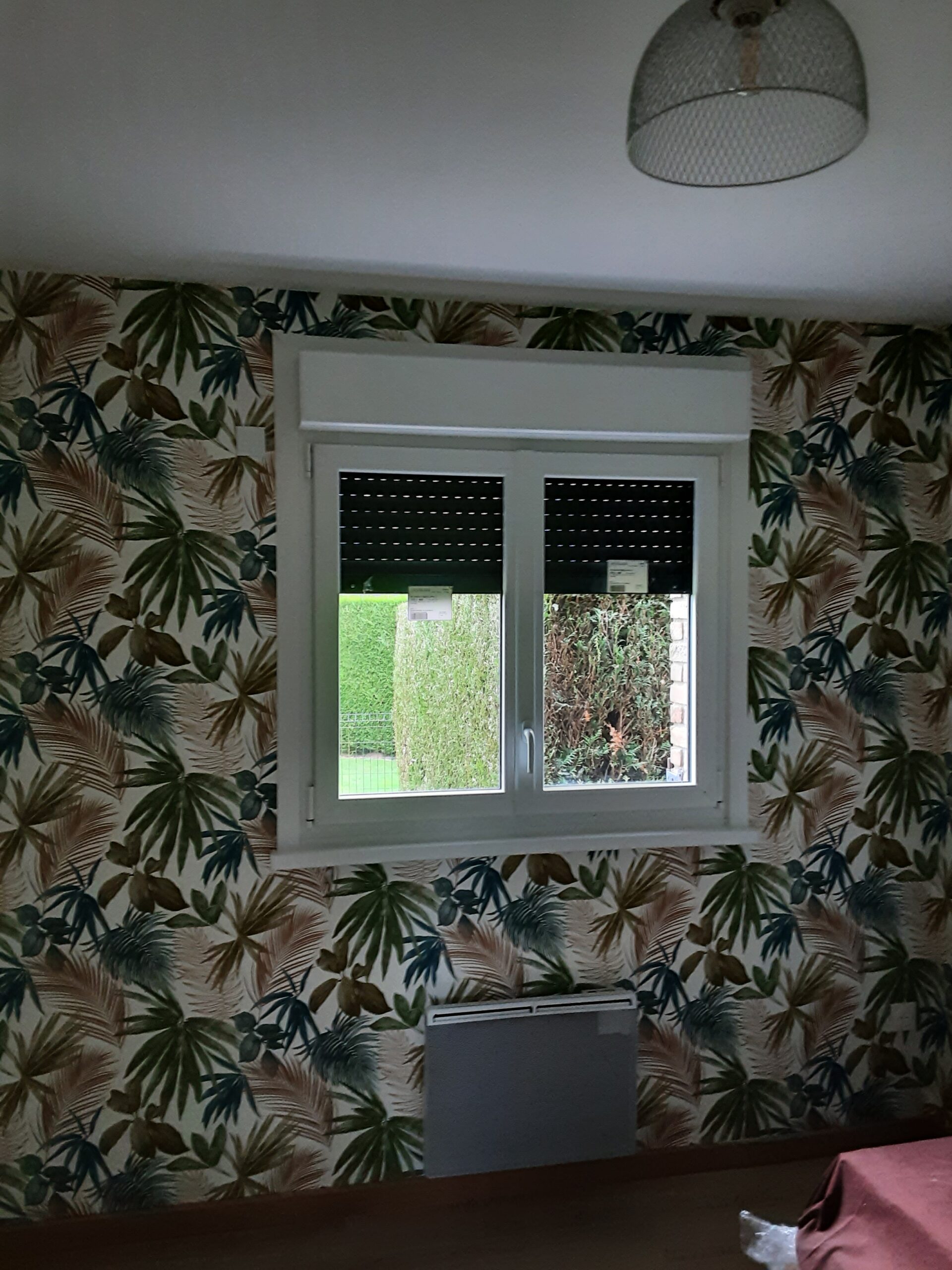 Vue intérieure d'une fenêtre neuve en PVC dans une chambre chez un de nos clients à Tilloy-lès-Mofflaines