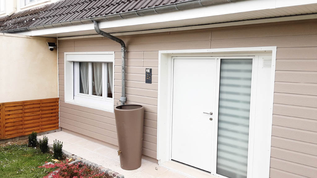 Pose de bardage à Saint-Nicolas, près d’Arras, les détails de la porte d'entrée