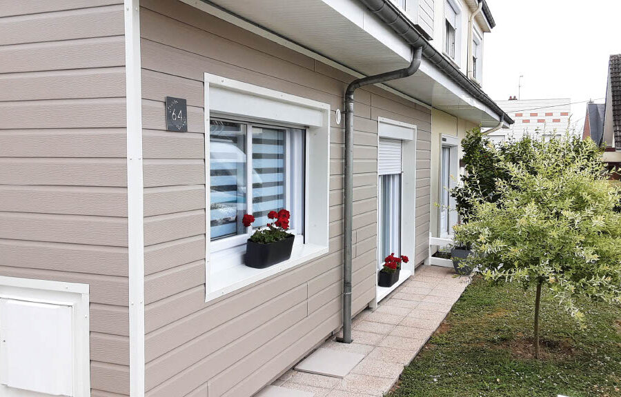 Pose de bardage à Saint-Nicolas, près d’Arras : zoom sur l'entrée