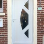 Installation d'une porte d'entrée avec une partie vitrée