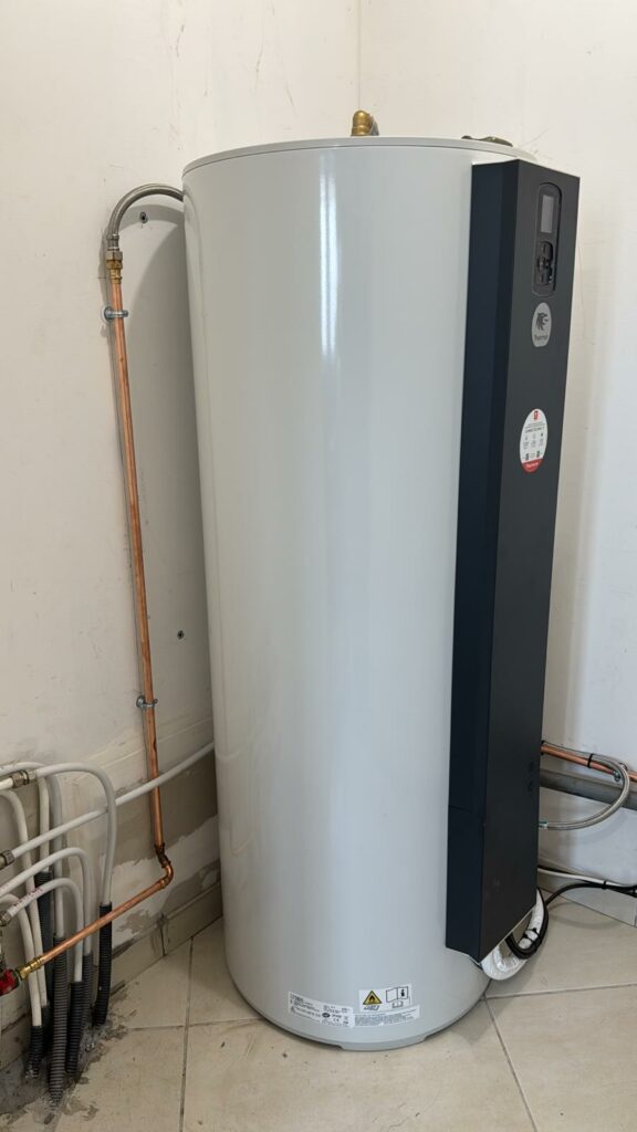 Pose d'un chauffe-eau thermodynamique Thermor Split 3 – 200L