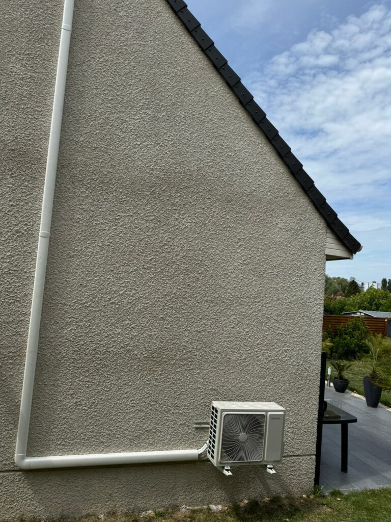 Installation d’une unité extérieure de pompe à chaleur air/air à Cambrai