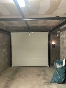 Installation d’une porte de garage sectionnelle à Saint-Laurent-Blangy, vue de l'intérieur