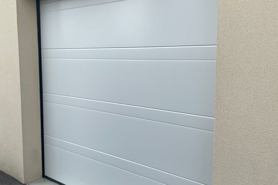 Installation d’une porte de garage sectionnelle à Saint-Laurent-Blangy, vue de l'extérieur