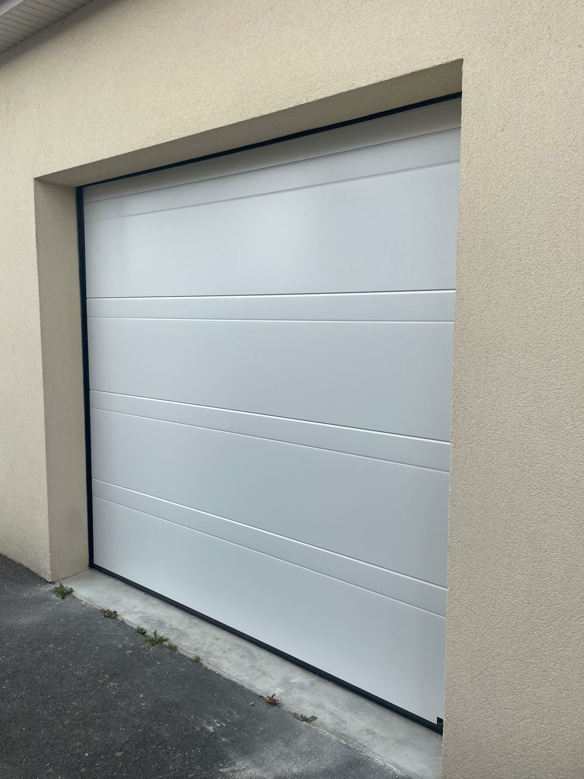Installation d’une porte de garage sectionnelle à Saint-Laurent-Blangy, vue de l'extérieur