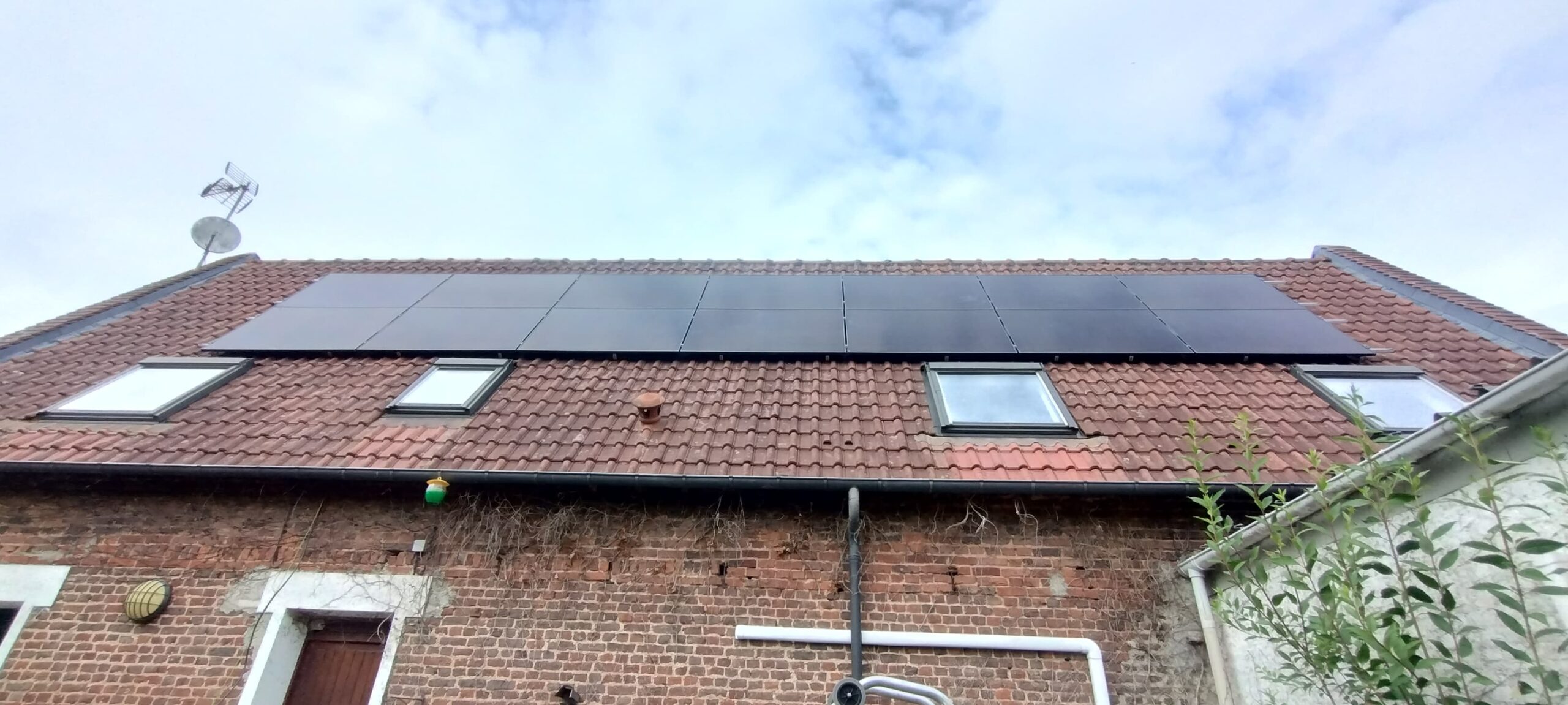 Vue de face de l’installation de panneaux solaires chez M. et Mme CATTO à Agny, près d’Arras.