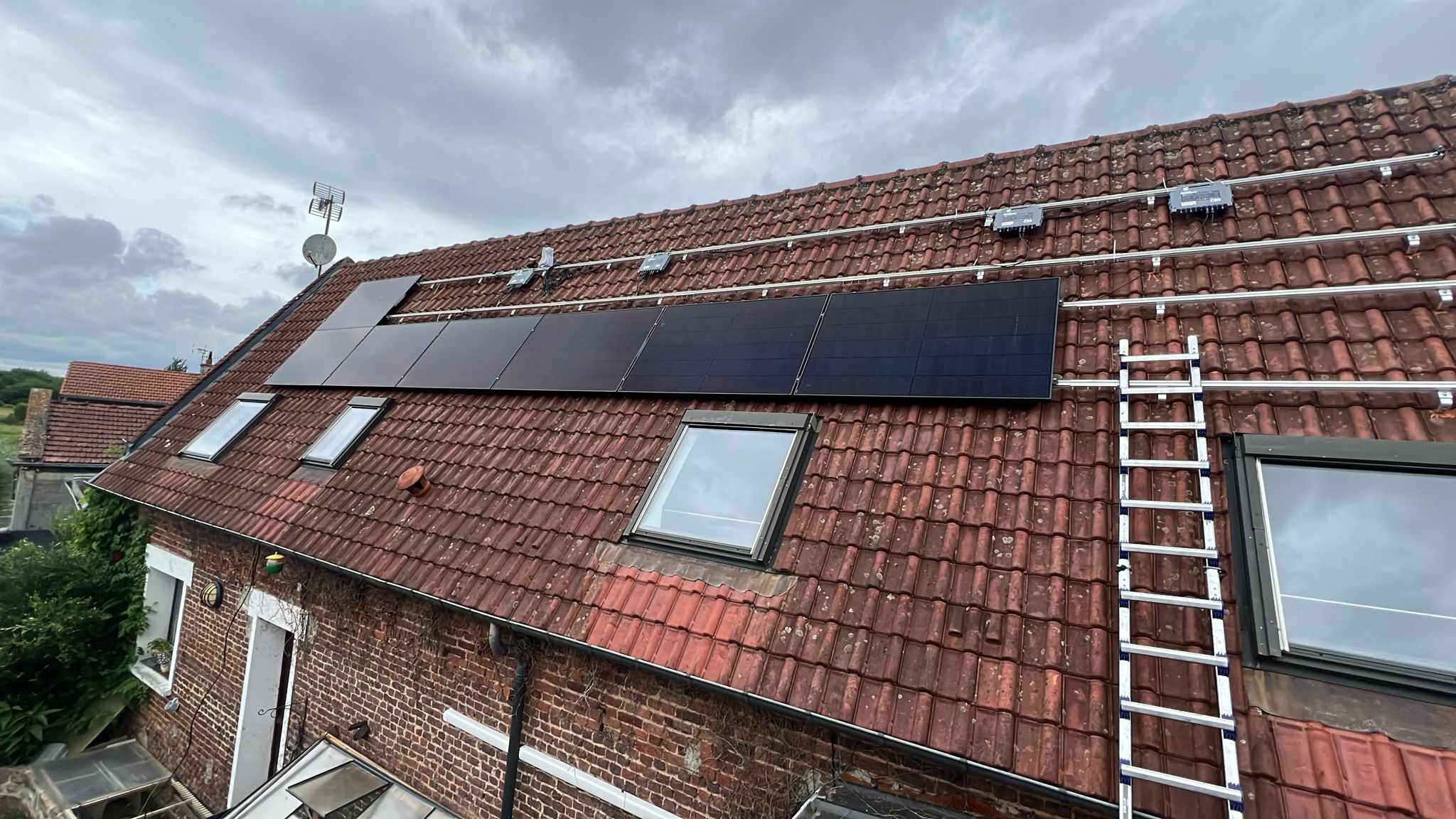 Avancement de l'installation de panneaux photovoltaïques à Agny : M. et Mme CATTO passent à l’autonomie énergétique