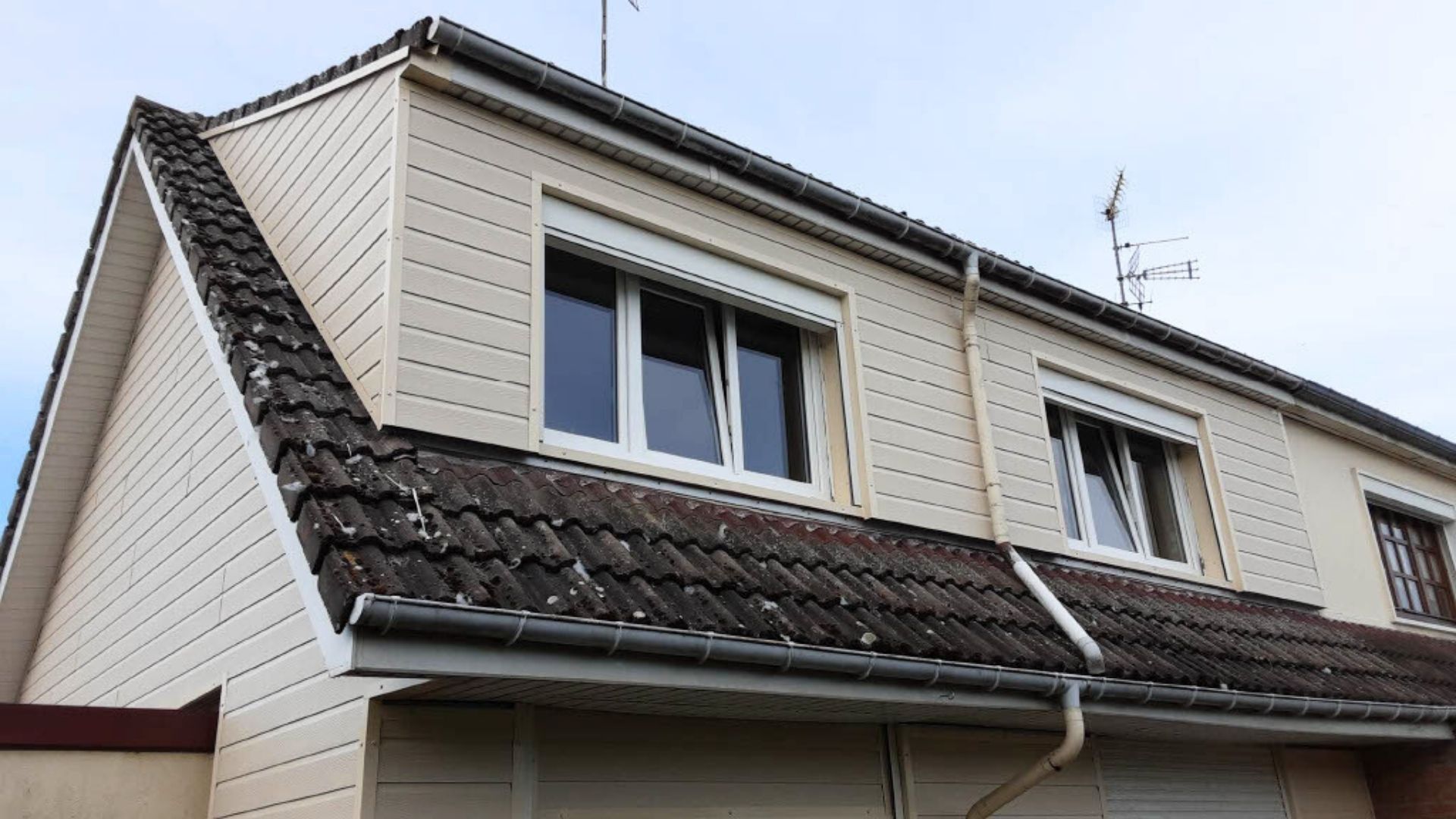 Installation de bardage beige à Saint-Laurent-Blangy, près d'Arras - étage