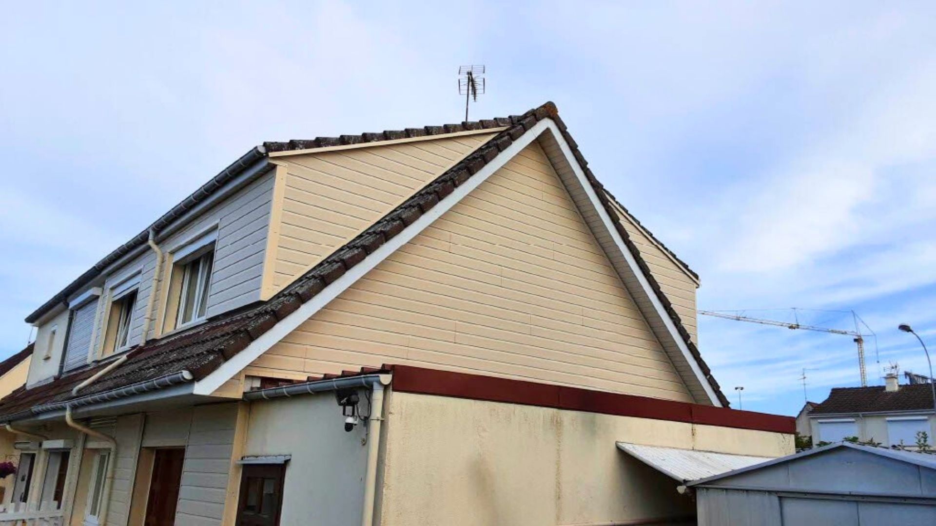 Installation de bardage beige à Saint-Laurent-Blangy, près d'Arras - pignon