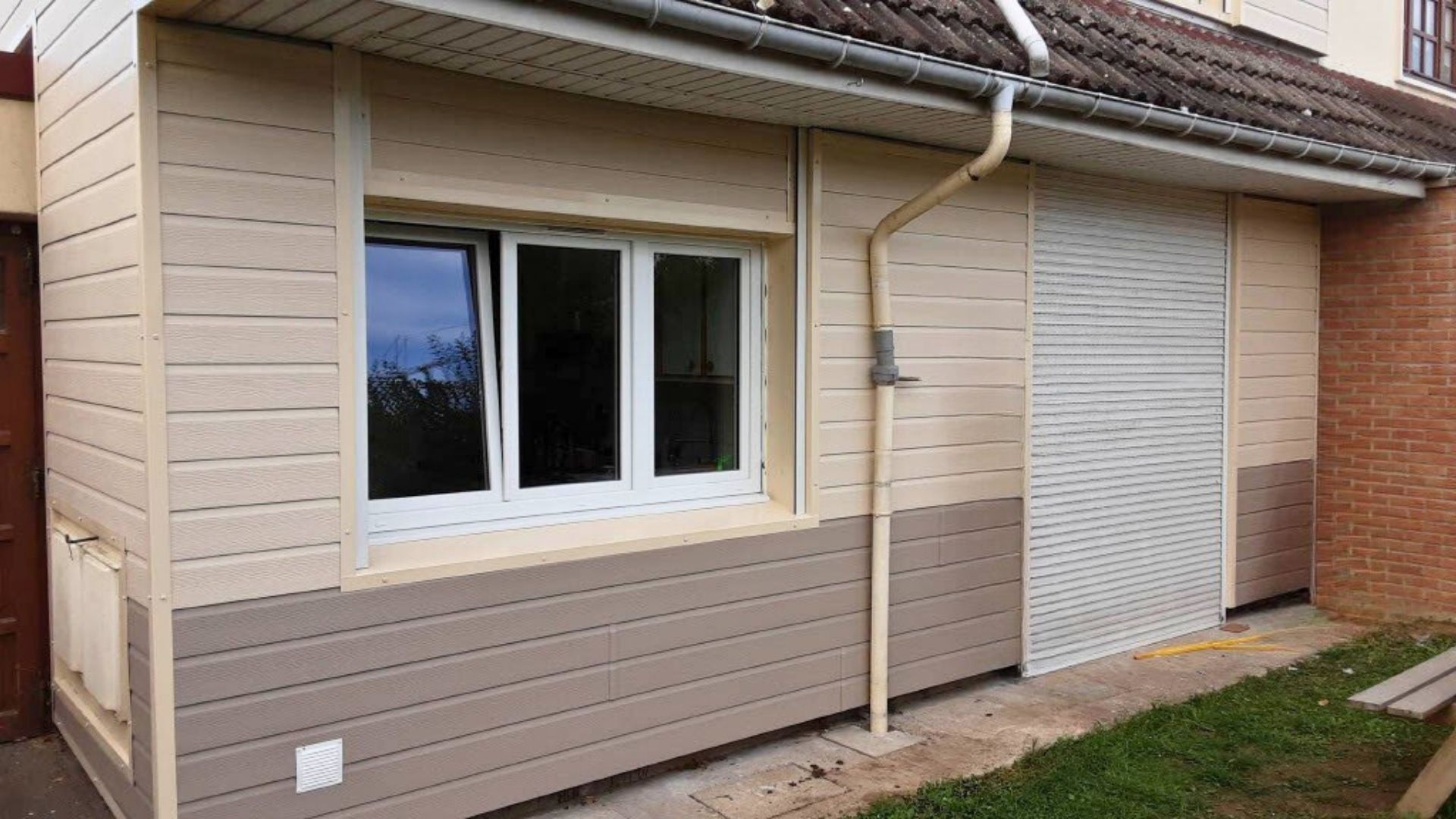 Installation de bardage beige à Saint-Laurent-Blangy, près d'Arras - vue fenêtre