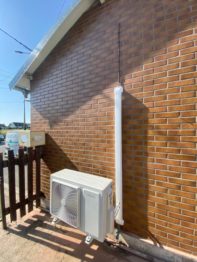 Installation d’une unité extérieure de PAC air/air sur Fampoux, près d'Arras