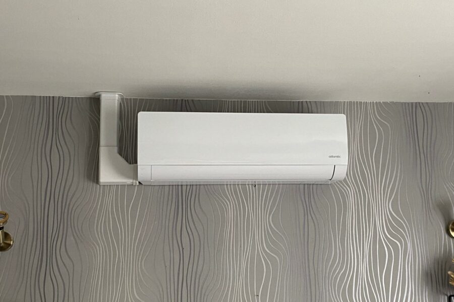 Installation d’une climatisation réversible Atlantic à Escaudain, zoom sur l'unité intérieure dans le séjour