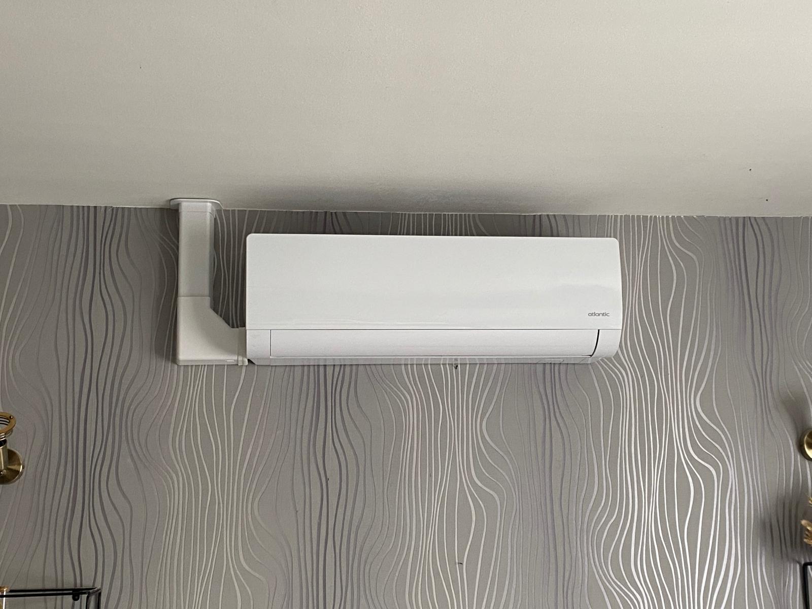 Installation d’une climatisation réversible Atlantic à Escaudain, zoom sur l'unité intérieure dans le séjour