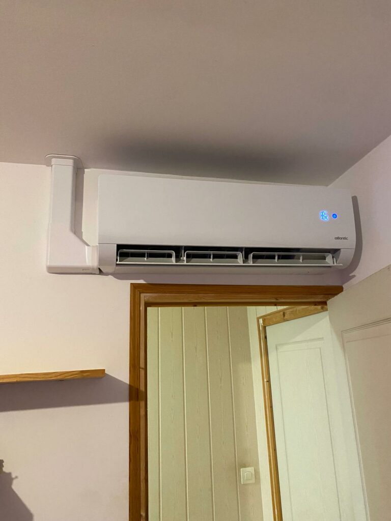 Installation d’une climatisation réversible Atlantic à Escaudain, zoom sur une unité intérieure dans une chambre