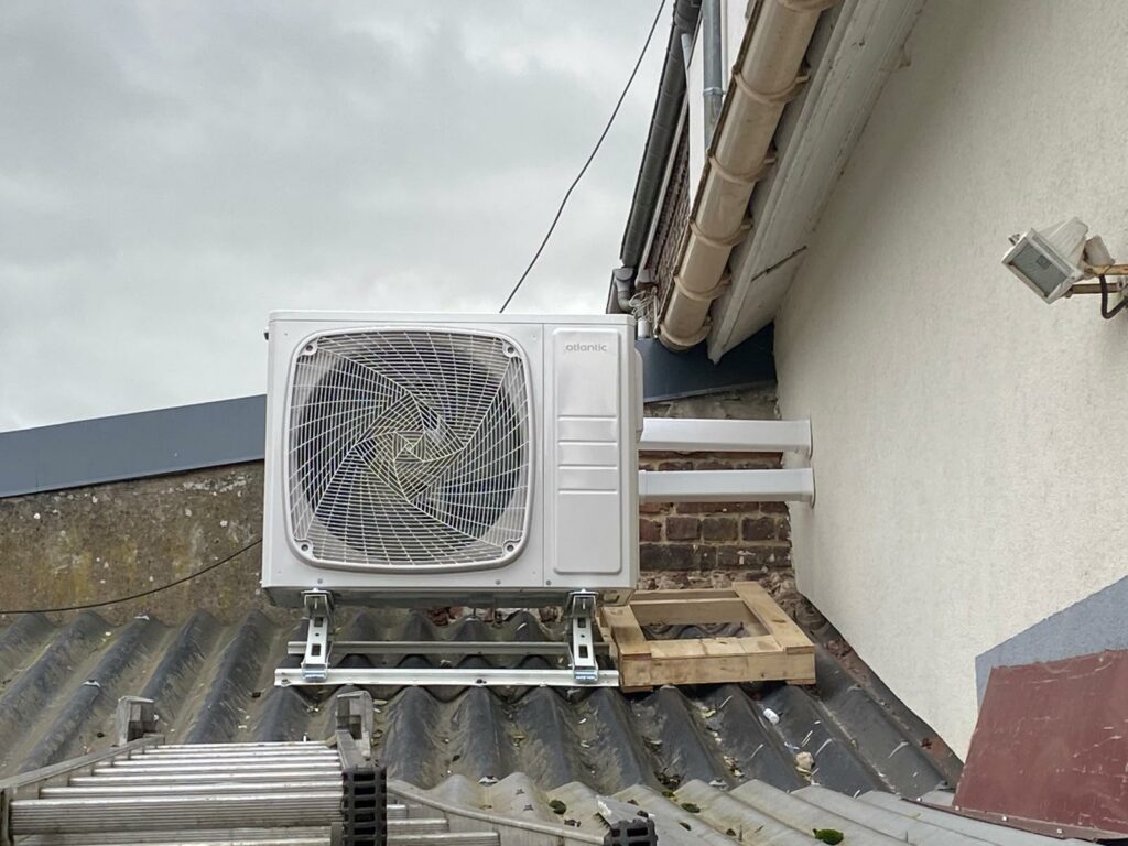 Installation d’une climatisation réversible Atlantic à Escaudain, zoom sur l'unité extérieure
