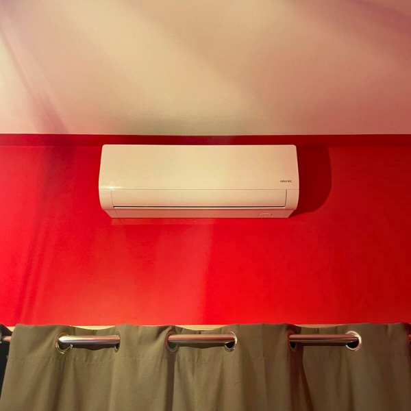 Installation d’une pompe à chaleur Air/Air à Escaudain, zoom sur l'unité extérieure, unité intérieure dans une autre chambre
