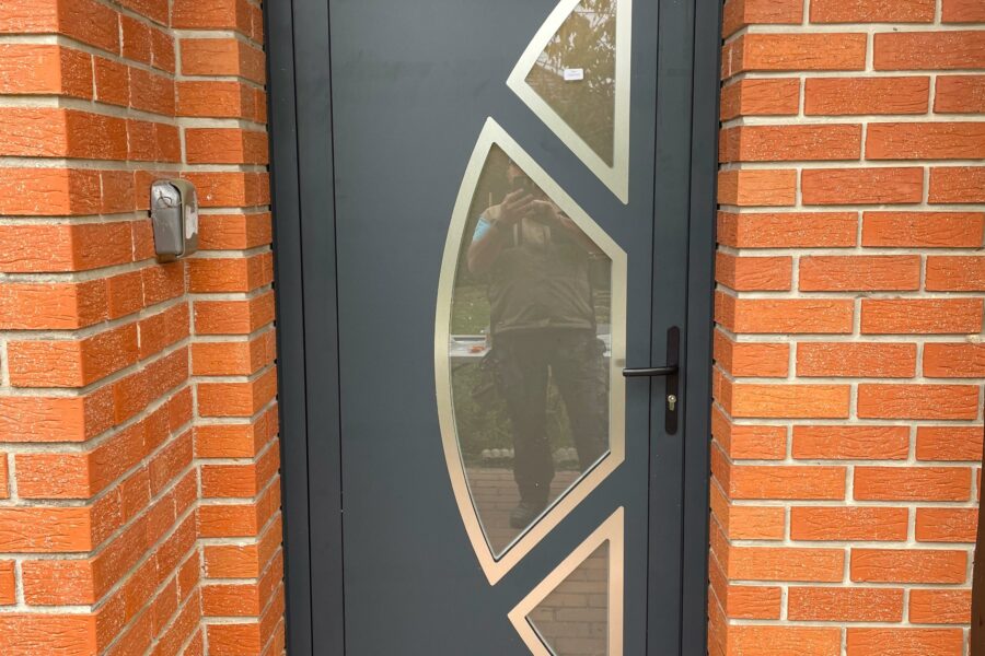 Installation d'une porte d'entrée tendance à Sircaourt, près de Saint-Pol-sur-Ternoise
