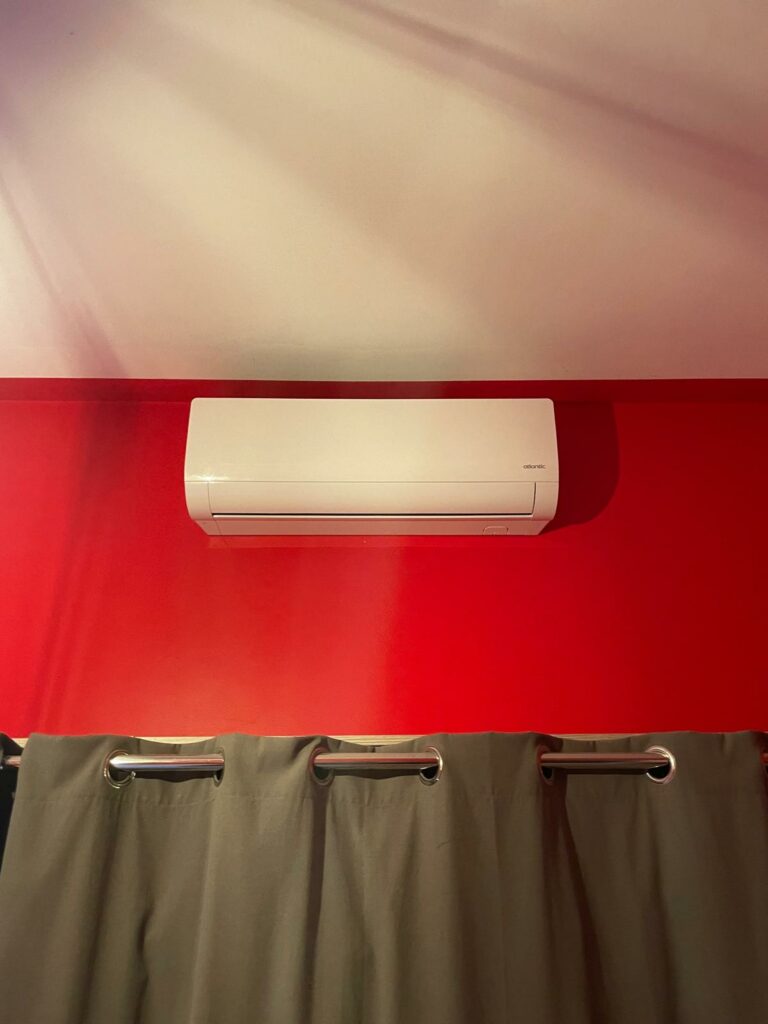 Installation d’une climatisation réversible à Escaudain, zoom sur l'unité extérieure, unité intérieure dans une autre chambre