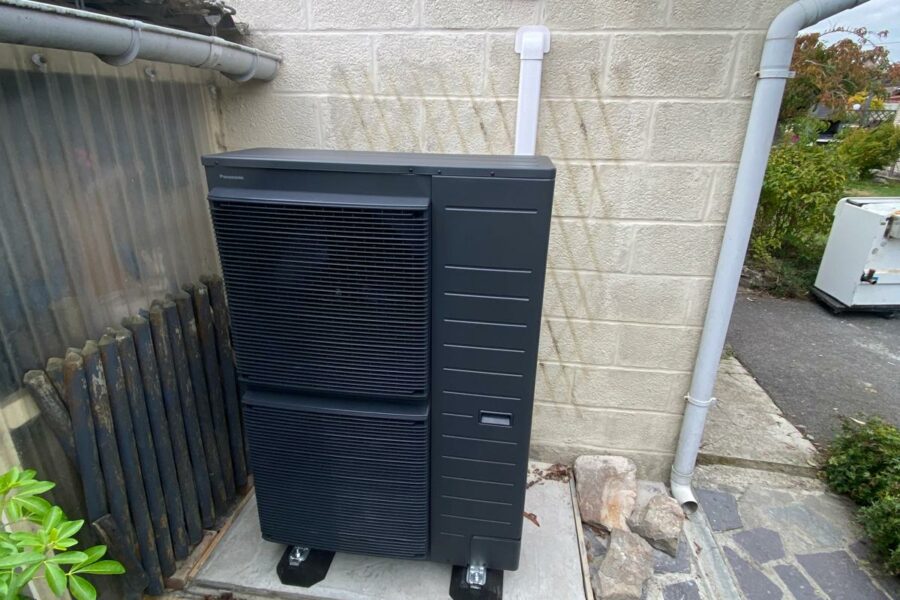 Unité extérieure d’une pompe à chaleur air/eau Panasonic Bi-bloc 12 kW à Maroeuil