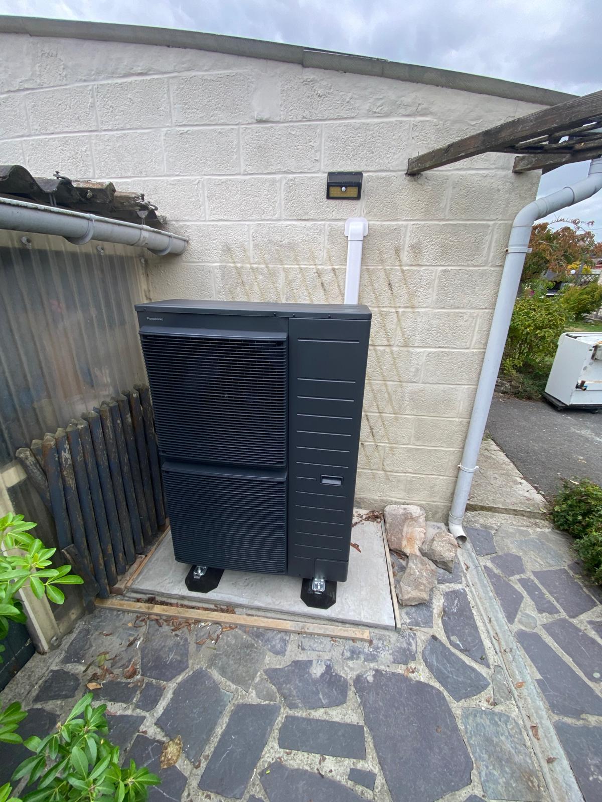 Unité extérieure d’une pompe à chaleur air/eau Panasonic Bi-bloc 12 kW à Maroeuil